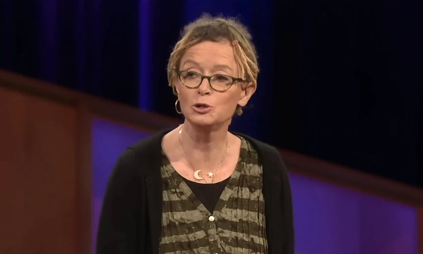 הסופרת אן למוט צוללת בהרצאה על משפחה, כתיבה ומשמעות האל 