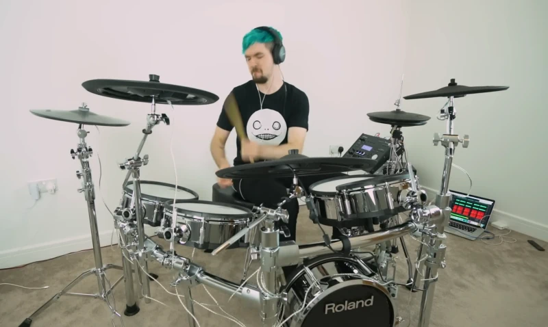 ג'קספטיקאיי בגרסת כיסוי תופים ל-Chop Suey של להקת המטאל System of a Down.