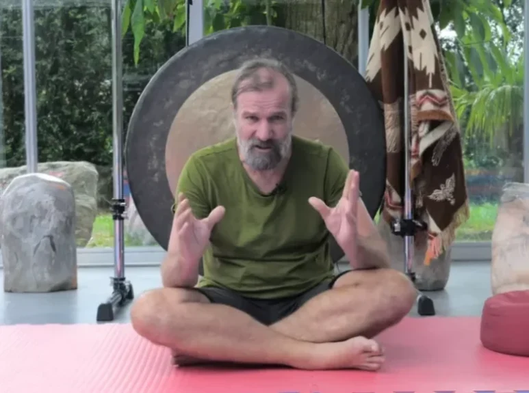 וים הוף מדגים את טכניקת הנשימה שלו בישיבה על הרצפה - הדרכת נשימה שלב אחר שלב לבטן, לחזה ולראש.