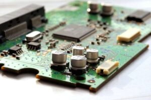 מעגל אלקטרוני, המכונה גם לוח מעגל מודפס (PCB)