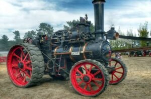 טרקטור קיטור מדגם מרשל 7nhp משנת 1912 בעל ארכובה יחידה, מדגים את המכניקה של מנוע קיטור היסטורי.