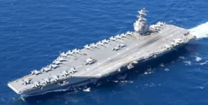 נושאת המטוסים ג'רלד פורד (USS Gerald R. Ford CVN 78) שטה באוקיינוס ומציגה את סיפון הטיסה המתקדם.