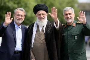 תמונת מחזור היסטורית: עלי ח'אמנאי, עלי לאריג'אני ומפקד הבסיג' ע'ולאם-רזא סולימאני מניפים ידיים לשלום. ניתוח על סוף משטר האייתולות במרץ 2026 | Zemaze