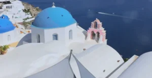 כנסייה עם כיפה כחולה בסנטוריני יוון - מדריך לקניית בית ביוון ומחירי נדל"ן משתלמים