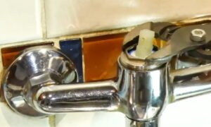 איך תתקנו ברז מטפטף