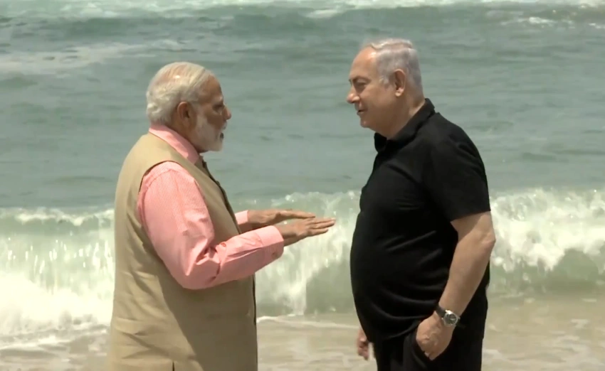 בנימין נתניהו ונרנדרה מודי יחפים על חוף הים בחיפה, יחסי הודו ישראל ברית אסטרטגית.