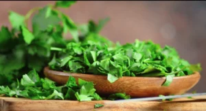 לא רק קישוט. פטרוזיליה היא מזון-על