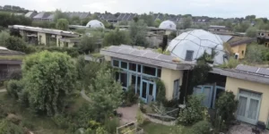 פרויקט ארדהויזן Earthship בהולנד: בתים שנבנו מצמיגים וקש.
