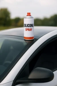 מדריך DIY: ריסוס ספריי סיליקון על גומיות החלון והמסילות לתיקון חלון חשמלי איטי ומחורק.