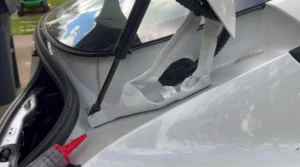 מים בבגאז' הטסלה: איך לאטום את הגומייה ולמנוע נזק חשמלי יקר.