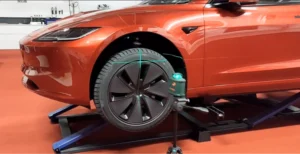 בדיקת לייזר חושפת: מדוע טסלה מודל 3 רועדת ב-100 קמ"ש? זו לא בעיית איזון – אלא "נקודה שטוחה" וכשל מובנה בצמיג.