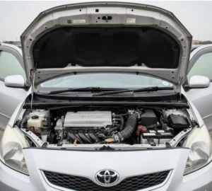 מנוע טויוטה בלטה יאריס עם מכסה מנוע פתוח בבדיקת רעידות מנוע וכיבוי לסירוגין