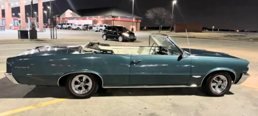 פונטיאק GTO קבריולט משנת 1964 רכב אספנות אמריקאי יוקרתי למכירה בארה"ב.