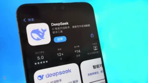 מודל הבינה המלאכותית DeepSeek V4 המציג יכולות תכנות מתקדמות וארכיטקטורת mHC חדשה.