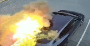 עמדת הטעינה שהתלקחה באש בקולומביה הבריטית, קנדה. תמונה מהרשת, שימוש תחת סעיף 107 לחוק זכויות היוצרים.