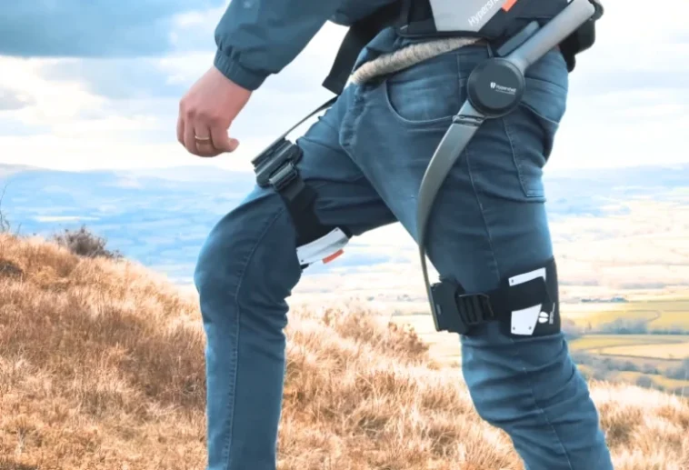 שלד חיצוני חכם מדגם Hypershell X Ultra המותקן על רגלי אדם להפחתת מאמץ בהליכה.