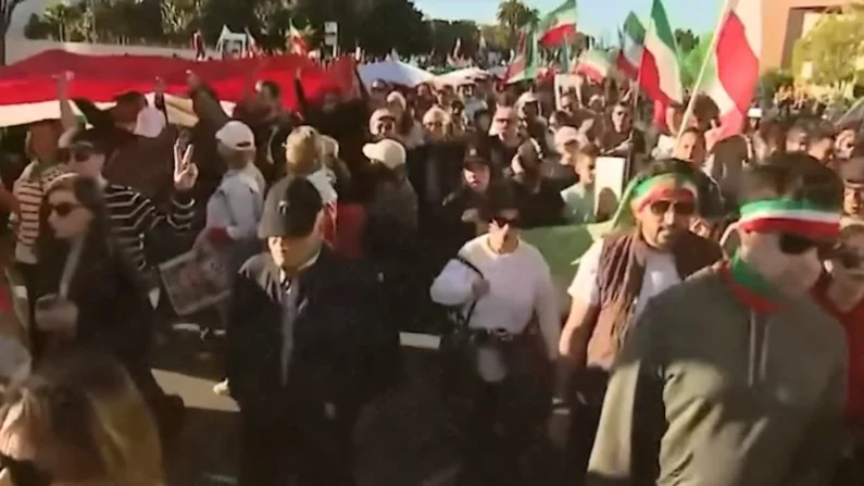 עשרות מפגינים איראנים מניפים דגלים ברחובות טהרן במהלך מהפכת ינואר 2026