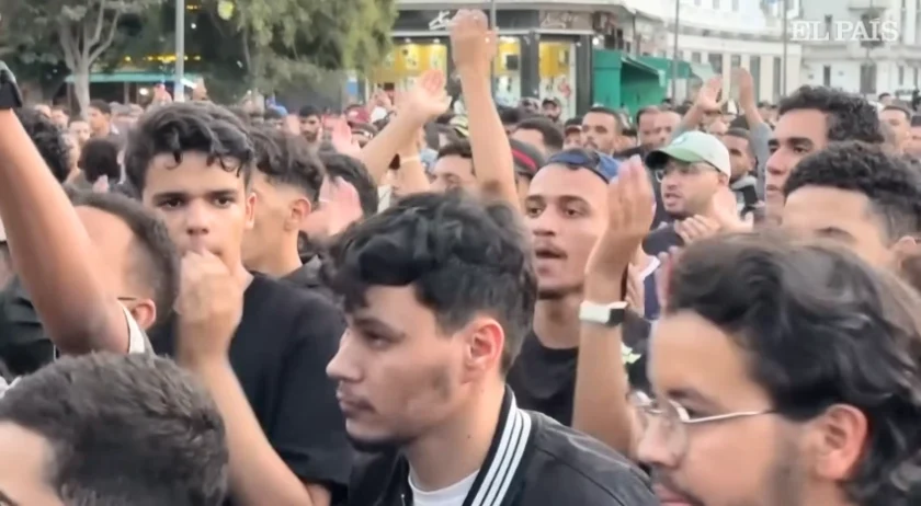 צעירים מרוקאים מפגינים מול הפרלמנט ברבאט במסגרת מחאת Gen Z-212 למען שיפור שירות\י הבריאות והחינוך.