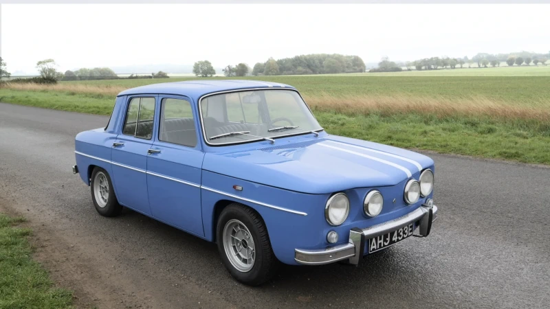 רנו 8 גורדיני קלאסית בצבע כחול מירוצים, מכונית ראלי צרפתית עם מנוע אחורי משנות ה־60