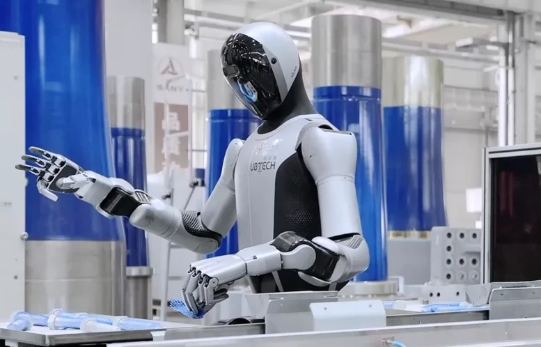 רובוט Tesla Optimus מבצע משימות סיוע בבית ובתעשייה.