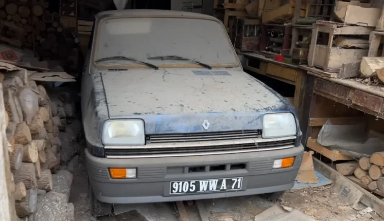 מכונית רנו 5 משנת 1982 במצב חדש לאחר שהתגלתה במוסך בצרפת עם 12 קילומטרים בלבד.