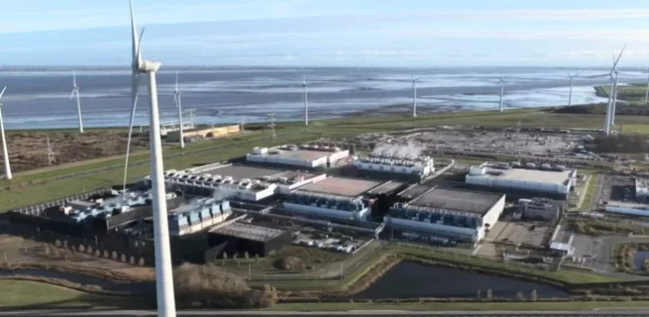 דאטה סנטר ממבט על עם מערכות קירור ותשתיות חשמל המאפשרות תפעול רציף של האינטרנט