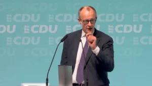 קנצלר גרמניה פרידריך מרץ נואם בנחישות בעצרת בחירות ב-6 במרץ 2026 ומשיב למפגינים בנושא ישראל.