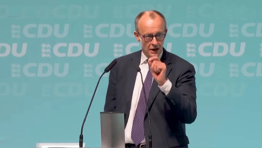 קנצלר גרמניה פרידריך מרץ נואם בנחישות בעצרת בחירות ב-6 במרץ 2026 ומשיב למפגינים בנושא ישראל.