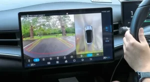 מצלמה מתחת לרכב BYD מציגה בזמן אמת את הכביש מתחת לפגוש הקדמי במהלך נסיעה