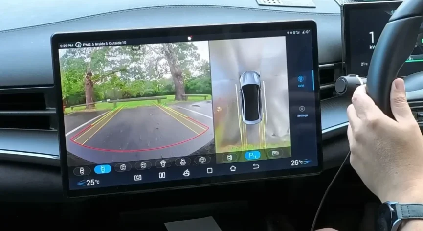 מצלמה מתחת לרכב BYD מציגה בזמן אמת את הכביש מתחת לפגוש הקדמי במהלך נסיעה