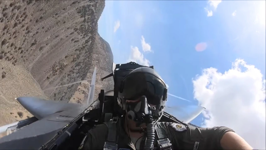 טייס קרב אמריקאי בתא טייס של F-15E במהלך טיסה מבצעית מעל אזור הררי באיראן