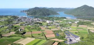 נוף פנורמי של האי פוקואו (Fukue Island), הגדול באיי גוטו (Goto Islands) במחוז נאגסאקי, יפן, המציג חופים ומקדשים עתיקים.