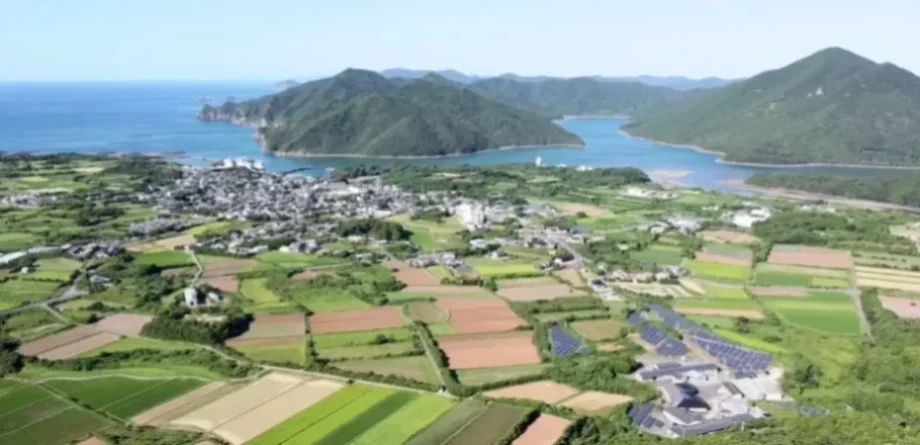 נוף פנורמי של האי פוקואו (Fukue Island), הגדול באיי גוטו (Goto Islands) במחוז נאגסאקי, יפן, המציג חופים ומקדשים עתיקים.