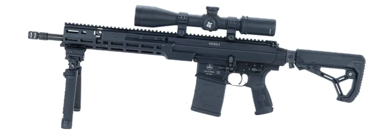 רובה הסער הכבד IWI ARAD 7 בקליבר 7.62x51 מ"מ NATO, כולל כוונת אופטית מתקדמת ומסילות פיקטיני לאביזרים טקטיים.
