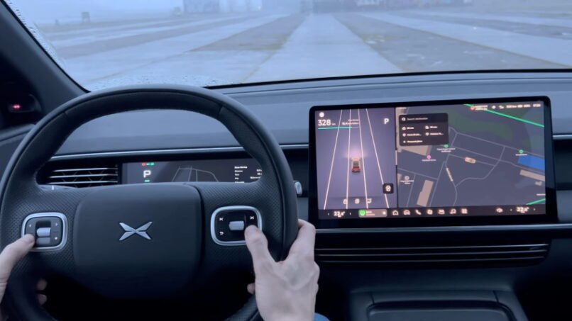 מסך מערכת מולטימדיה של XPeng G6 בזמן נהיגה עם תפריט הגדרות והתראות מהירות