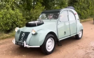 סיטרואן 2CV קלאסית נוסעת במפגש רכבי דה שבו בצרפת 2026