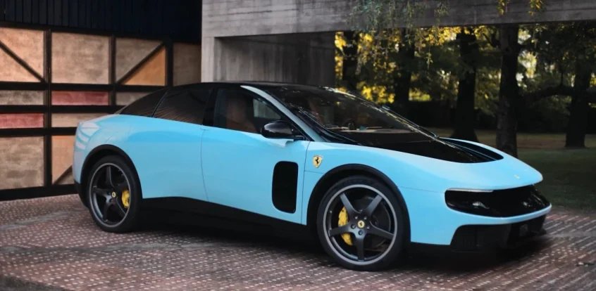 Ferrari Luce (פרארי לוצ'ה) - המכונית החשמלית הראשונה של פרארי בצבע תכלת, בעיצוב GT עתידני ויוקרתי