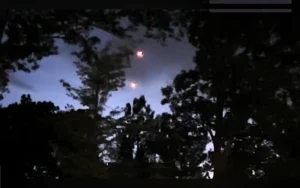 שני כדורי אור כתומים וזוהרים נעים בסנכרון בשמי הלילה מתוך סרטוני הפנטגון