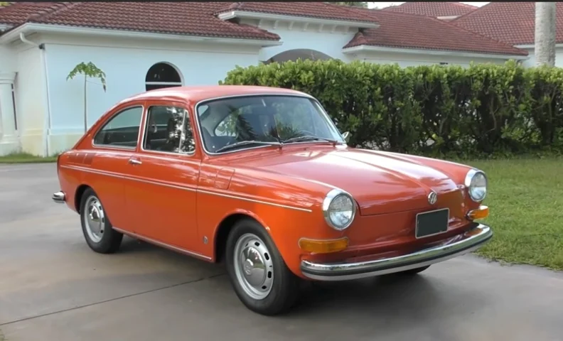 פולקסווגן Type 3 Fastback קלאסית בצבע כתום אייקוני, דגם המנוע האחורי ששינה את פני פולקסווגן.