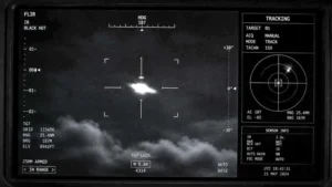 תצוגת מערכת FLIR ומצלמה תרמית צבאית המתמקדת על עצם בלתי מזוהה (UAP) בשמיים מתוך סרטוני העב"מים של הפנטגון